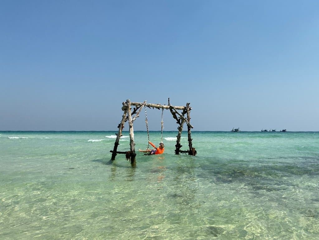 Качели на пляже