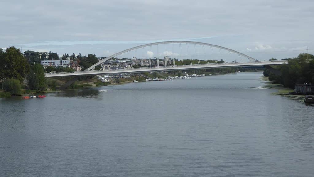 Riverside Ambiance & Dining