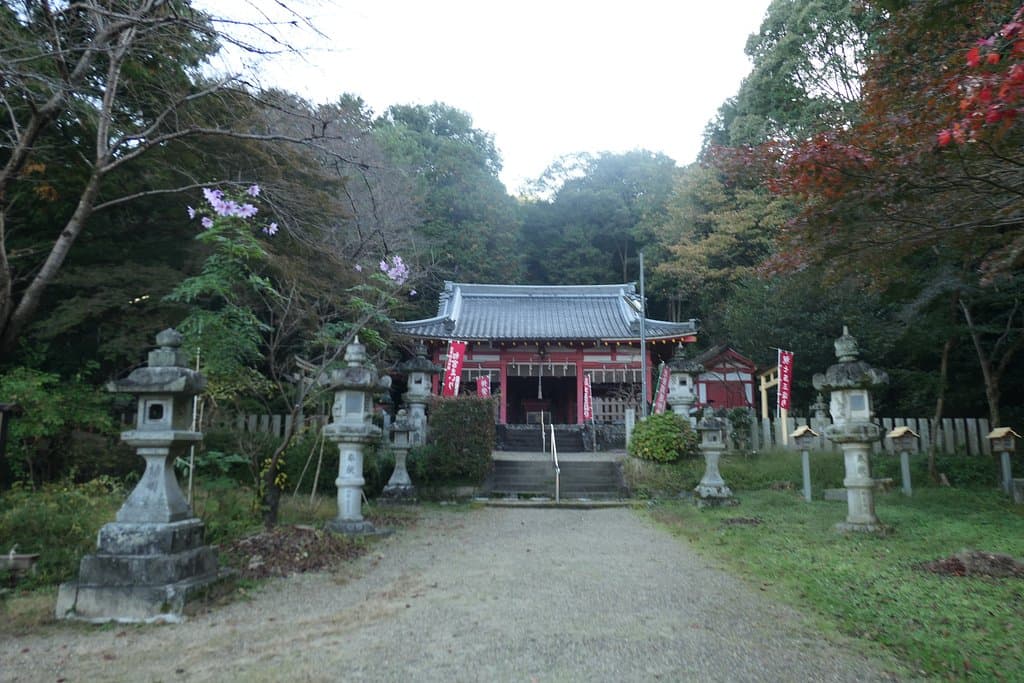 西麓にある畝火山口神社の社殿
