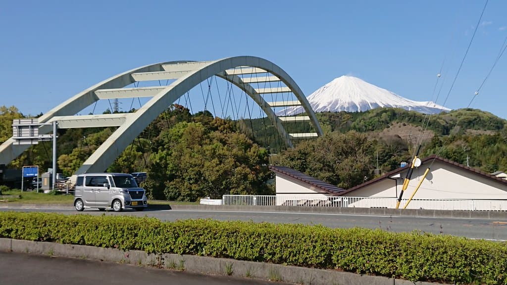 富士川にかかる蓬莱橋、橋の先は、富士宮市に突入します