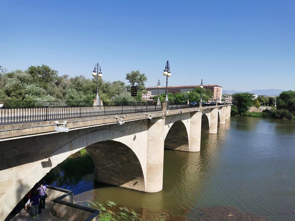 It is one of the four bridges over the Ebro in Rioja.