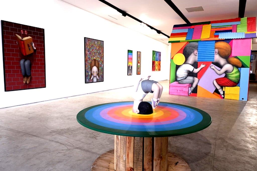 Le plongeon et , au fond , la Petite maison dans la gallerie
lDive and, at the bottom, Small home in the gallery