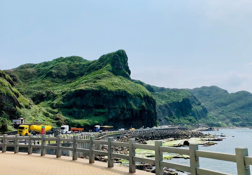 The beautiful road to Longdon Bay Park.