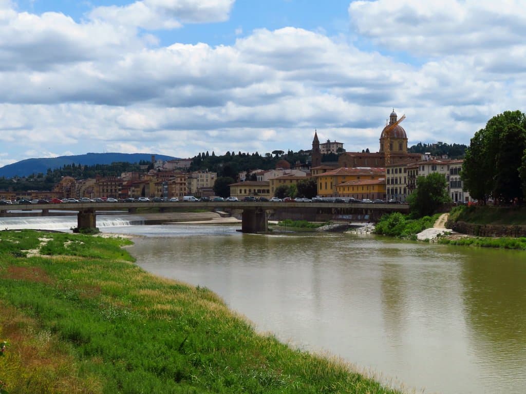Il ponte Vespucci e a dx la cupola di San Frediano in Cestello