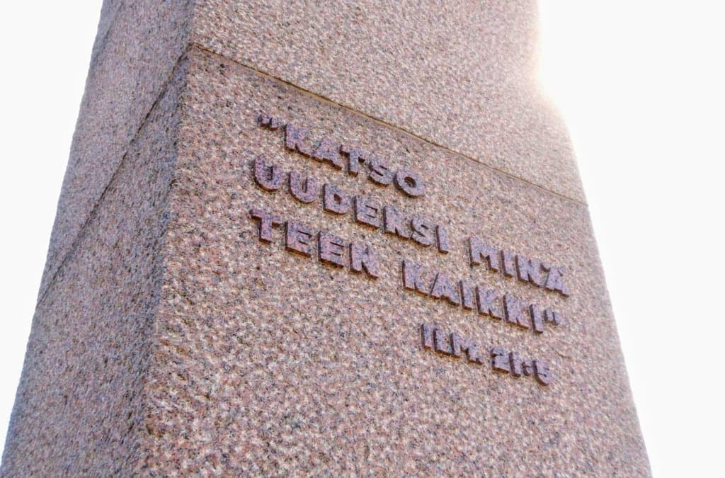 Tampereen ilmapuolustuksen muistomerkki löytyy kummulta sankarihautojen takaa. Sankarihaudan teksti on sotavousilta.