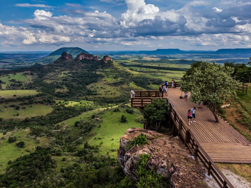 Deck Mirante com vista privilegiada para as Três Pedras A entrada no recinto é gratuita, para visitar o Deck Mirante e a Trilha é 10,00 por pessoa, não necessita de agendamento.