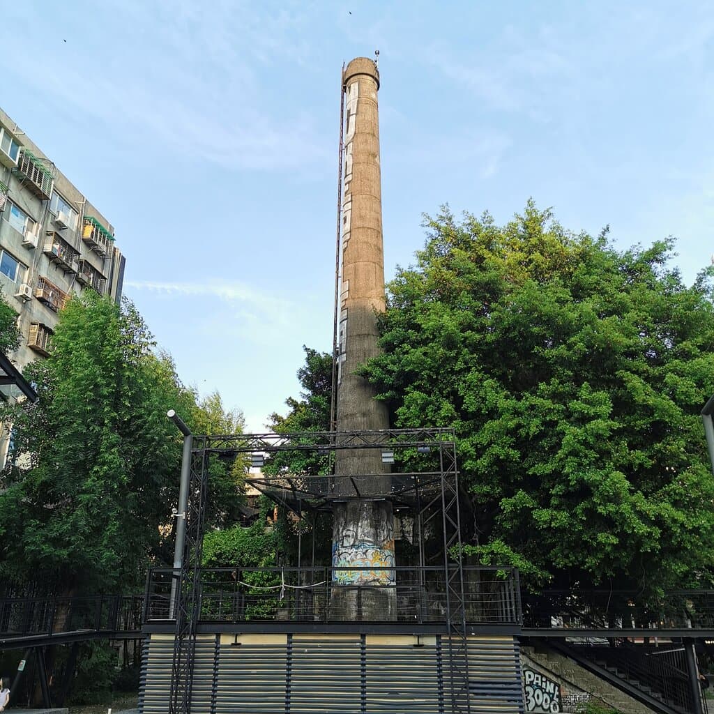 The former gas factory during Japanese colonial era was transformed to Taipei Cinema Park because of nearing Taipei cinema street. Now here is the activity center for youngsters to perform street dance and graffiti, for example.