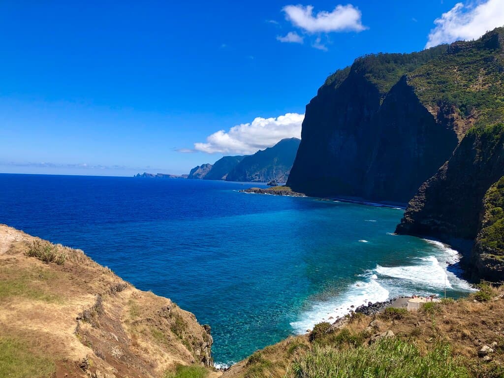 Trasa wycieczek prowadzi przez magiczne miejsca, spektakularne krajobrazy skapanych słońcem miejsc położonych wzdłuż wybrzeża Madery.