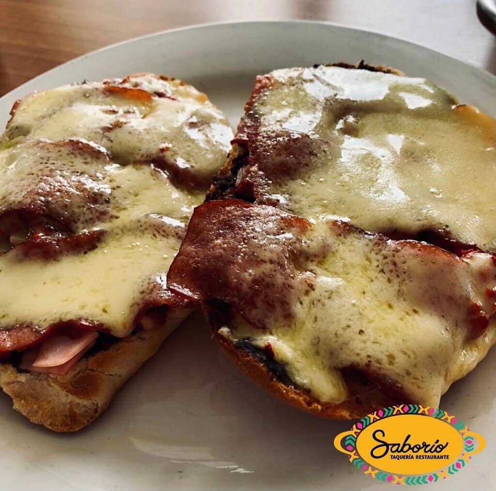 Molletes con tocino