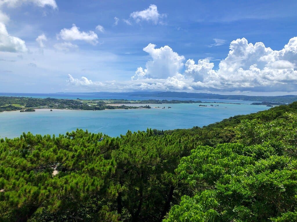 島内ドライブ中に立ち寄りました。  駐車場とトイレがありますが、ちょっと寂しい感がある展望台です。  景色はまあまあと言ったところ、1度訪れればいい感じかな・・・