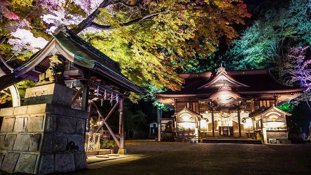以和貴 温泉神社
御祭神 大巳貴命 少彦名命 事代主命
御神徳 厄災消除、家内安全、身上守護、智育増進、延命長寿、諸願成就
連絡先 TEL:0246-42-2007
いわき市常磐湯本町三凾322
http://onsen-jinja.or.jp/
上代の昔、現在地より、4km西方に聳える霊峰湯の岳(別称)佐波古峰に鎮座在りしを、天武天皇2年(674年)、この湯本三凾の地に遷座し、最終に明和5年(1768年)現在地に遷座。
例大祭は5月3日で別称さつきまつりと呼称し花鎮めの意味。
祭神は、地下資源の神・医薬を司る神で延喜式内全国温泉神社の7社の内の1社。
湯本町の鎮守様として広く崇敬をあつめる。
冬期は17:00から21:00まで境内ライトアップの予定です。
※神社関係車両及び祈祷、契約車両以外のお車の乗り入れはご遠慮下さい。