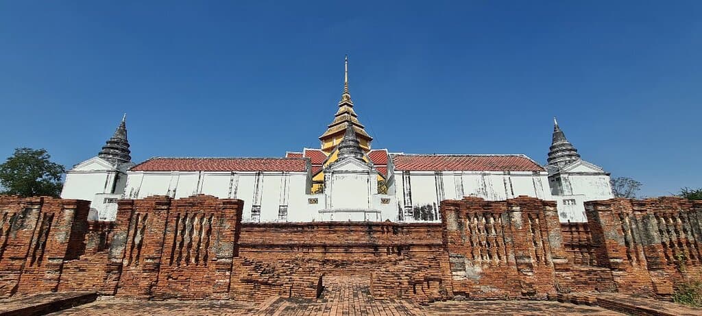 Visit Prasat Nakhon Luang