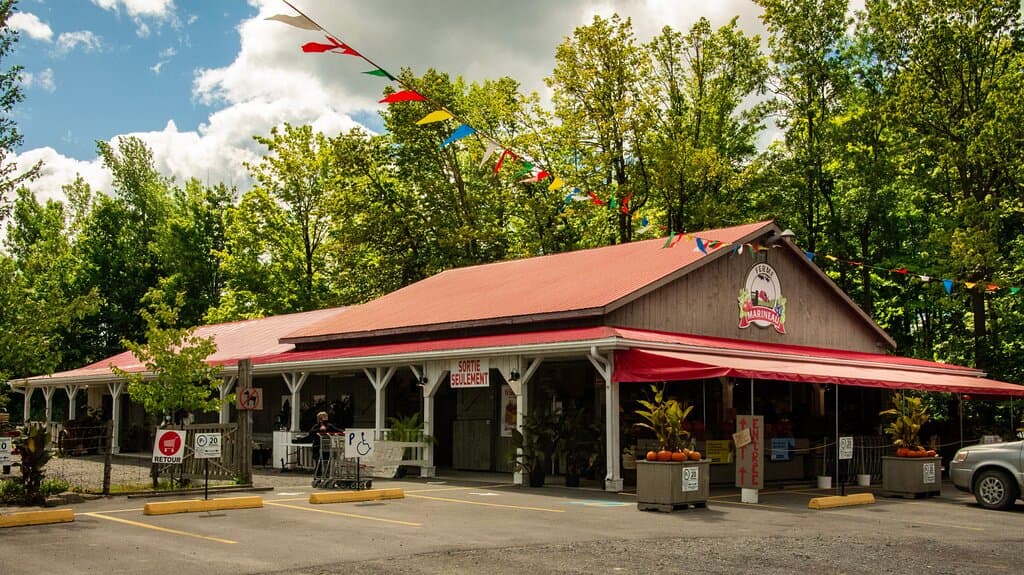 Kiosque de la Ferme Marineau sur le Boulevard Dagenais