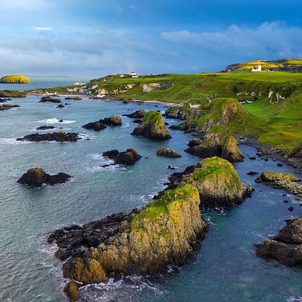 Could you get a more postcard-perfect scene than this? Nestled along the Causeway Coast, Ballintoy Harbour is just one of the many star locations you'll find on your next adventure! #WhenTheTimeIsRight 📍 Ballintoy Harbour, County Antrim 📸 instagram.com/billy.b.images/