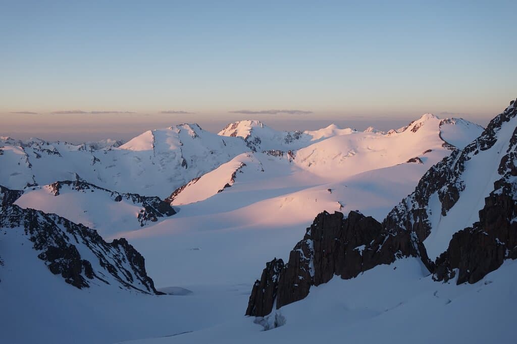 Рассвет на леднике Корженевского