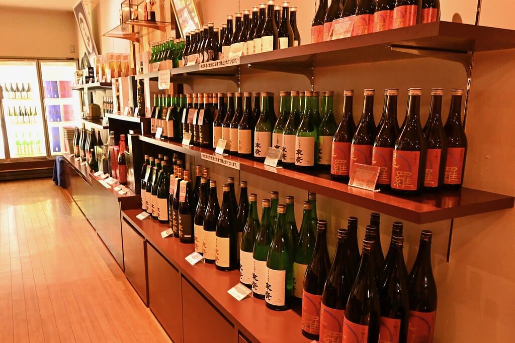 売店に並ぶ銘酒の数々。