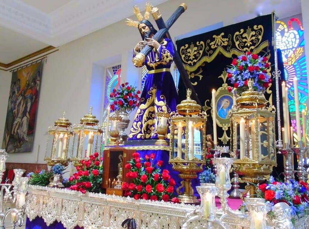Getting the Holy Images ready for Easter in the Parroquia de Nuestra Senora del Carmen