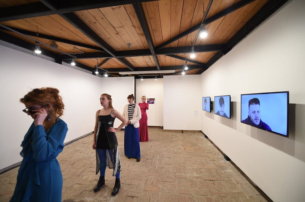 Stacion – Center for Contemporary Art Prishtina Haveit: L dhe SH Curatorial by Albert Heta 22 April 2015 – 23 May 2015 Opening: 22April 2015, at 20:00 Performance: 22 April 2015, from 20:30 – 22:00 http://stacion.org/en/Haveit-L-dhe-SH