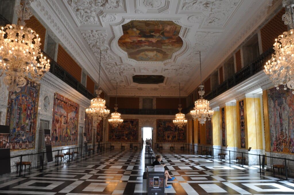 Stanze e arredi dei reali meravigliosi