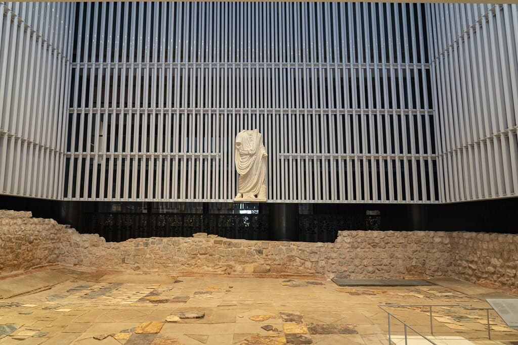 Curia de Carthago Nova. La Curia o senado local romano es uno de los puntos más relevantes del Museo del Foro Romano - Molinete de Cartagena. Destaca los restos de su pavimento original de mármol, la escultura del Emperador Augusto presidiendo el espacio y la gran jaula que envuelve el espacio y recrea volumétricamente las dimensiones que habría tenido el edificio.