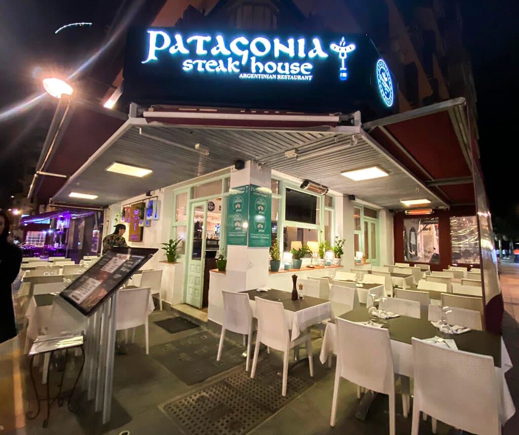 Una vista nocturna del local en la esquina de la calle San Francisco con la calle Moncayo.