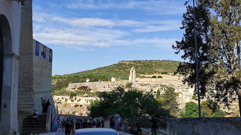 Bastione medievale e habitat rupestre Madonna della Stella Gravina in Puglia
