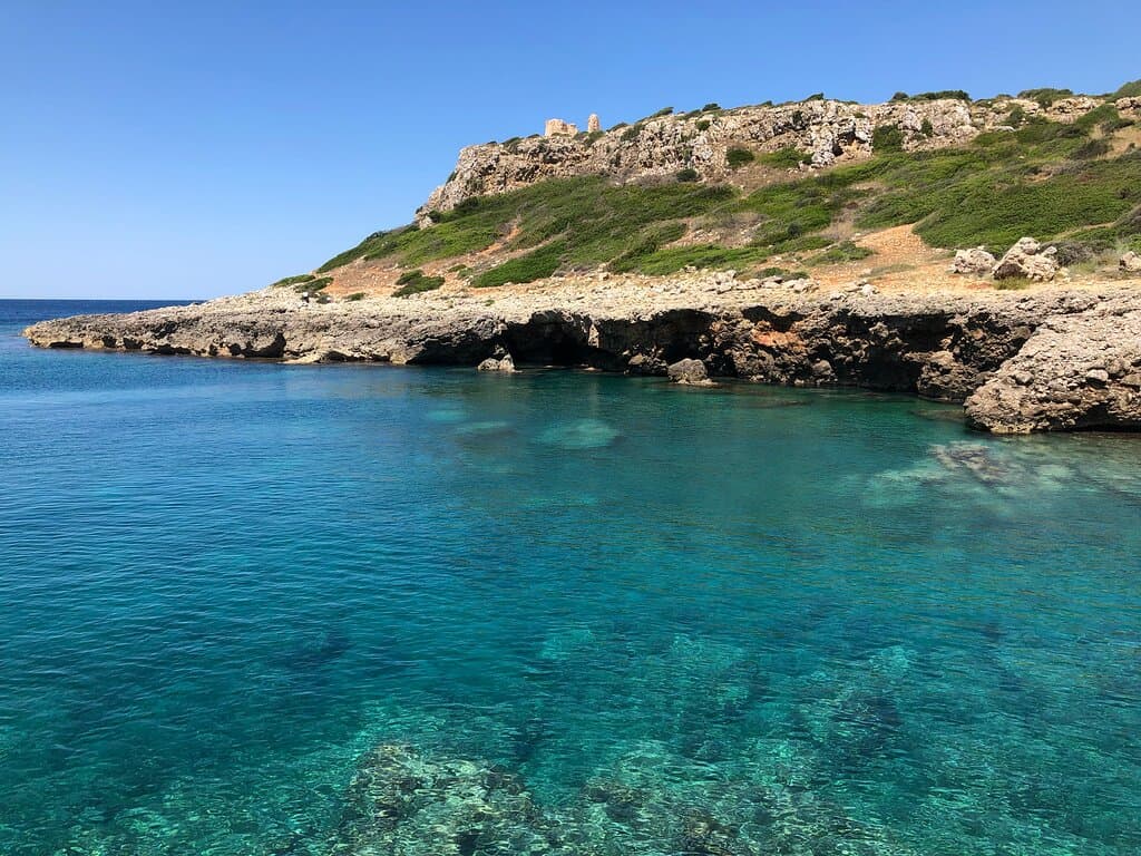 Il litorale è un susseguirsi di anfratti e minuscole calette.