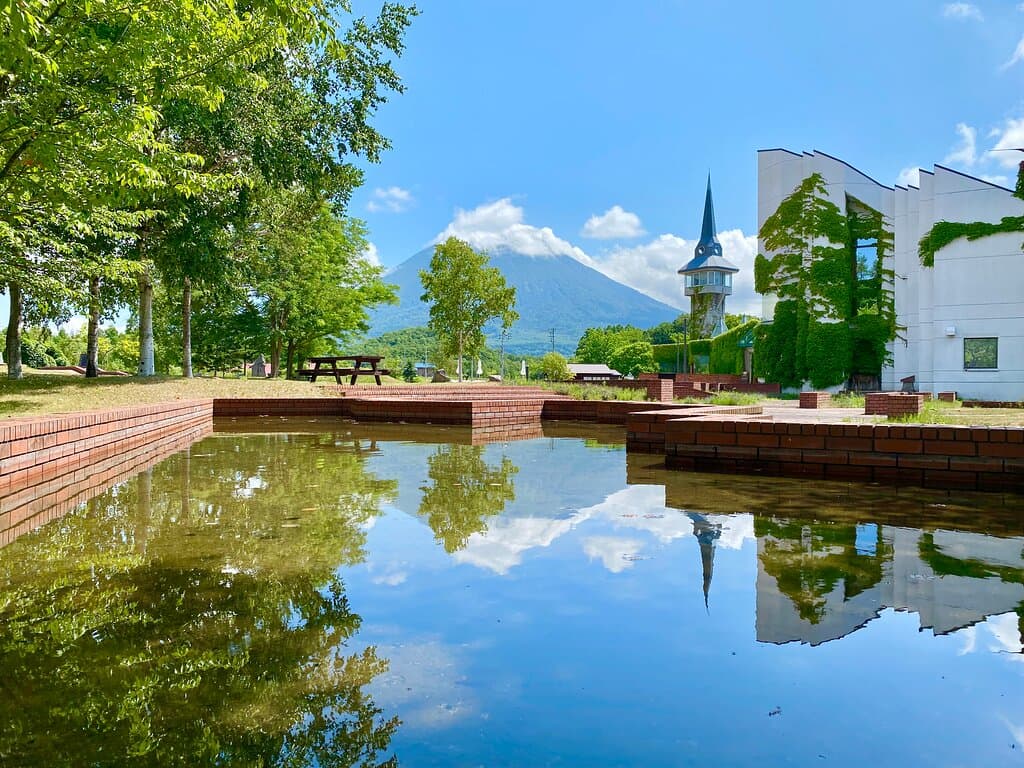 人工池に映る風景がいい