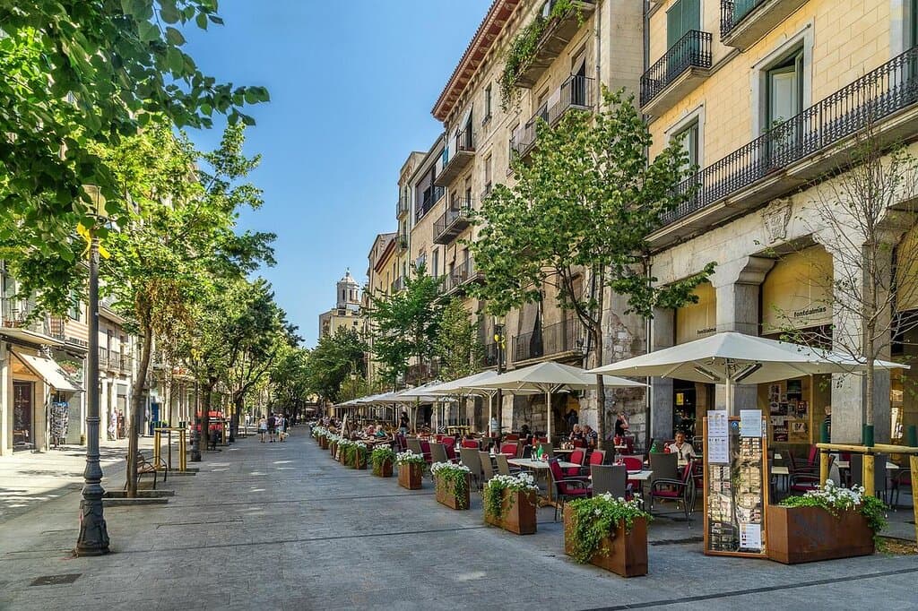 Небольшая пешеходная улица