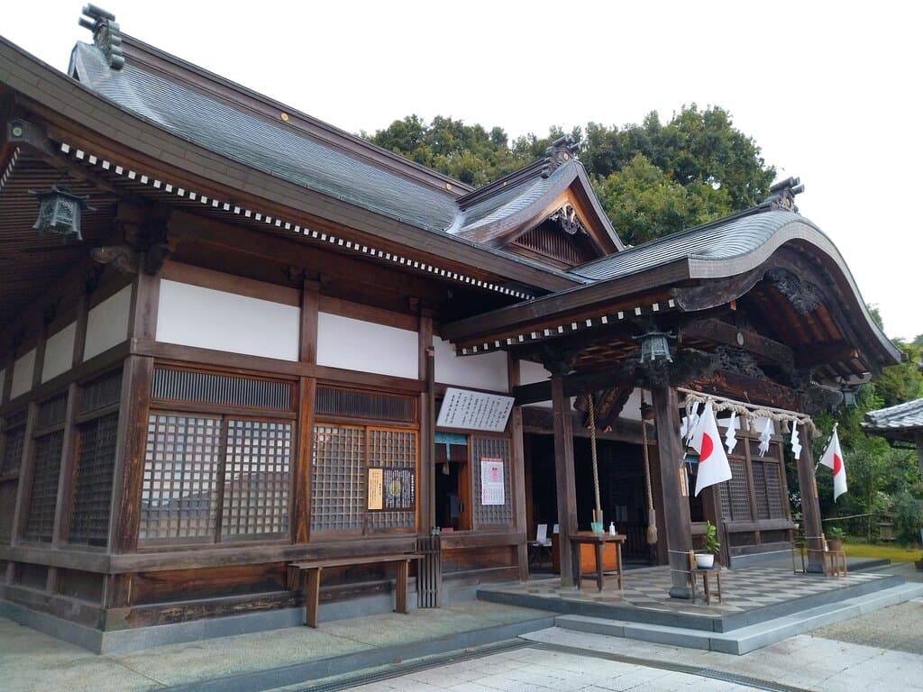 社殿前で