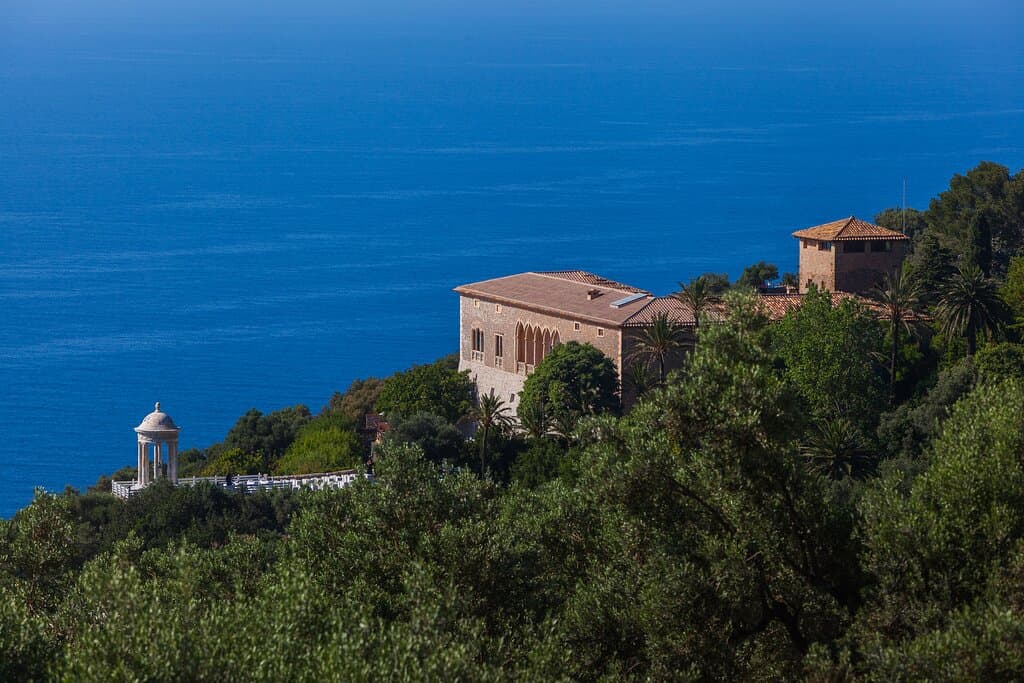 Situada en plena Serra de Tramontana, Patrimonio Mundial de la UNESCO en la categoría de Paisaje Cultural, Son Marroig es una idílica "possessió" característica de la zona Noroeste de Mallorca adquirida por S.A.I, el Archiduque Luis Salvador de Austria en el año 1870.
Son Marroig is an idyllic "possessió," characteristic of the northwestern area of Mallorca, and was acquired by H.A.I. Archduke Luis Salvador of Austria in 1870.