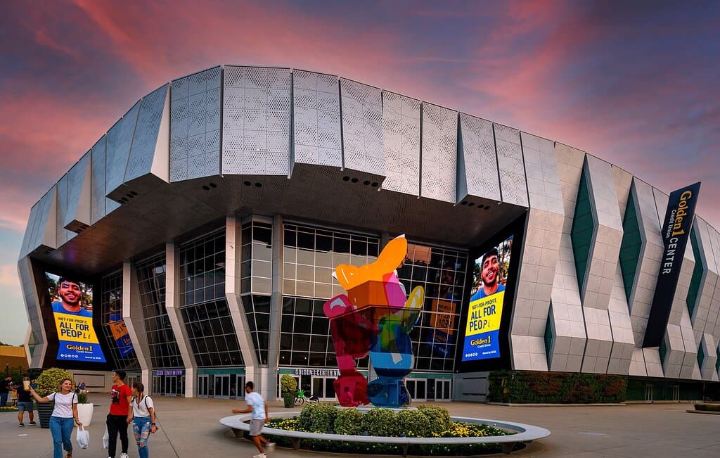 Golden 1 Center, home of the Sacramento Kings, is where you’ll find people from all walks of life building a community around their favorite things: Music, sports, entertainment, culture, food, and beverage, and is just one of DOCO's major attractions.