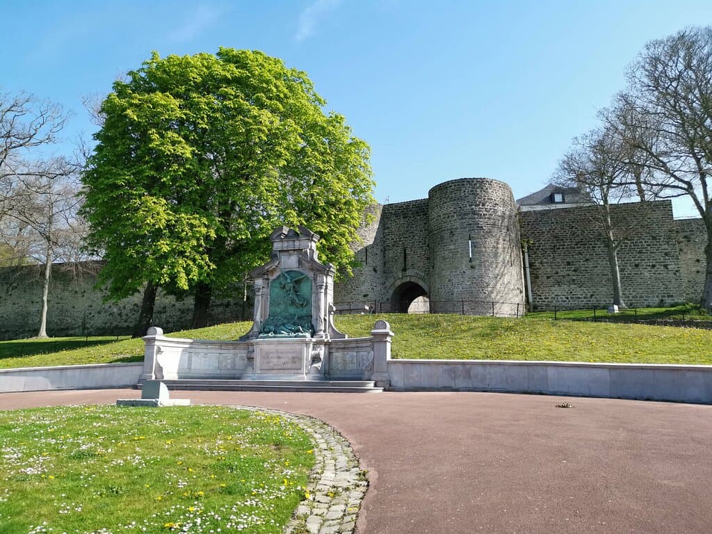 Flânez au pied des remparts datant du 13è siècle ou sur le chemin de ronde entourant la ville fortifiée de Boulogne-surMer. Ce dernier vous offre différents points de vue sur la ville, la mer, le port…
