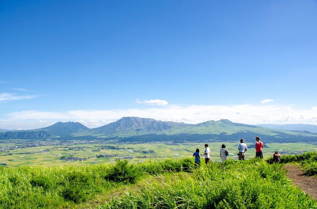 3阿蘇五岳(火口見学)と並んで人気の阿蘇の絶景スポット。阿蘇のカルデラを一望できる場所で、文豪徳富蘇峰が名付けたと言われています。ここから阿蘇五岳を眺めるとお釈迦様の寝姿に見えることから「涅槃像」と呼ばれており、初夏、秋から冬は雲海スポットとしても有名です。