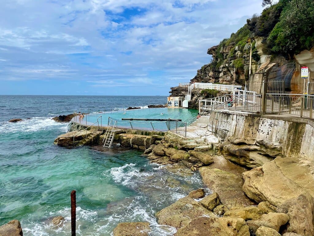 Bronte Baths is an open-air, ocean pool carved into he sandstone cliff at the southern end of the Bronte Beach in the 1880s .