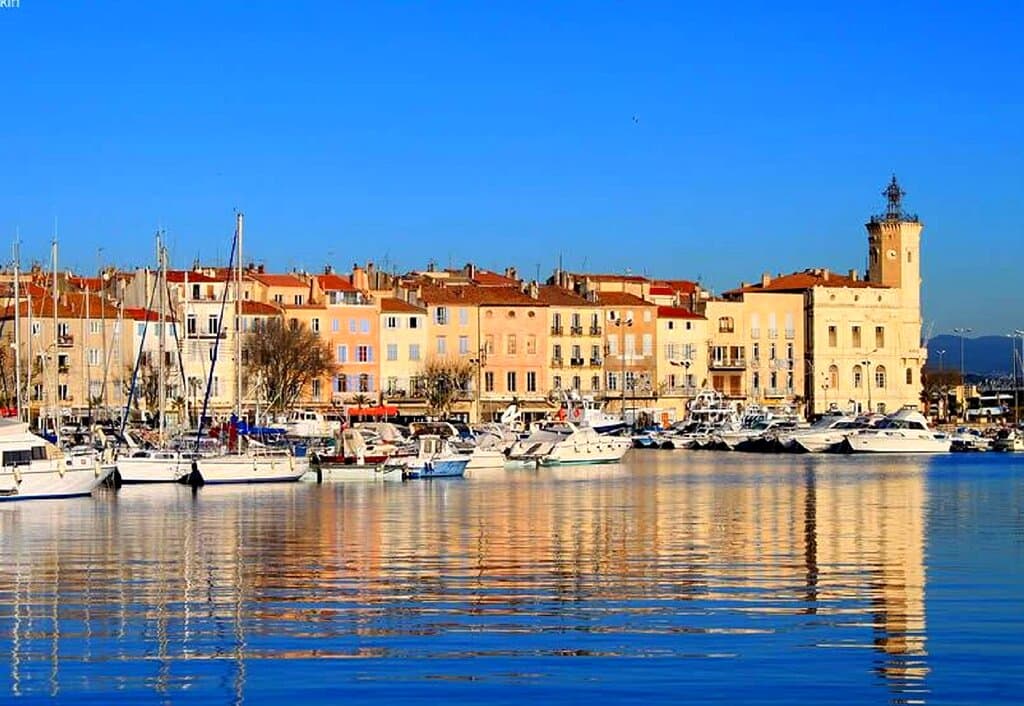 La Ciotat le vieux port ; au fond la tour de l'horloge //La Ciotat the old port; in the background the clock tower