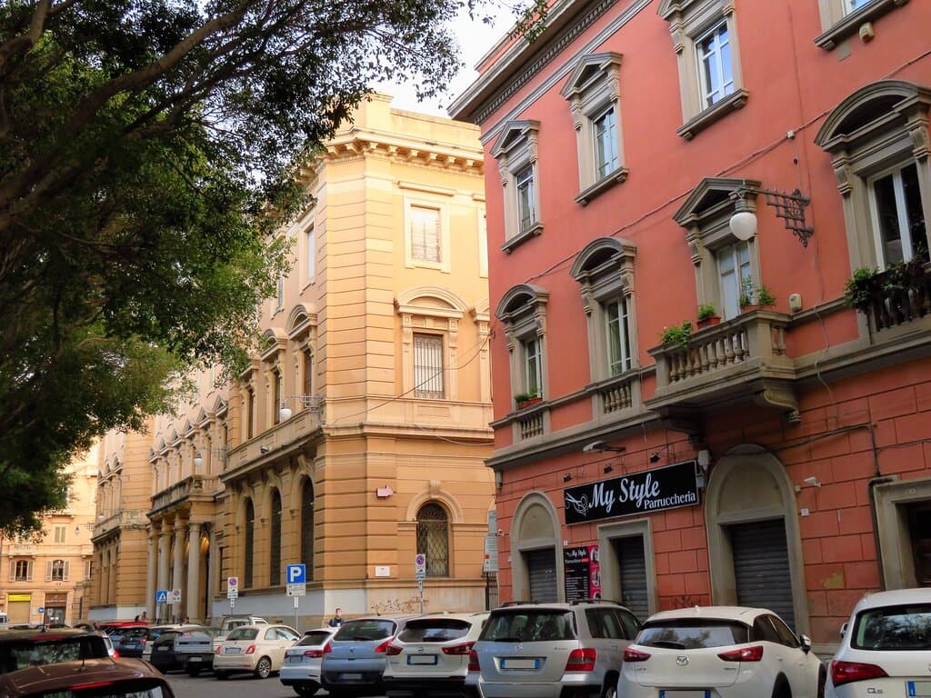I palazzi del lato settentrionale, tra cui il palazzo delle Poste
