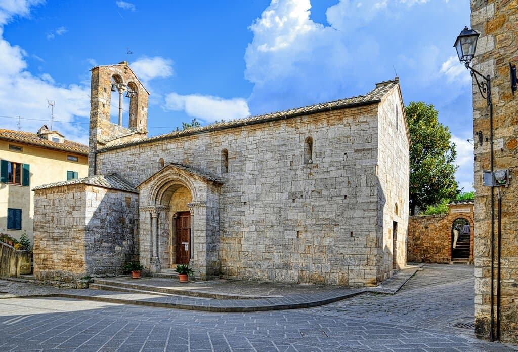 Veduta della chiesa con l'ingresso laterale che dava sull'antica via Francigena