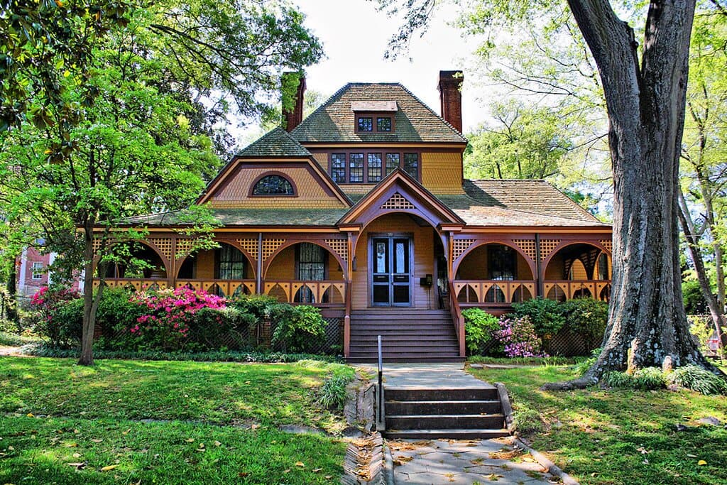 The Wren's Nest exterior, as seen from Ralph David Abernathy Blvd.