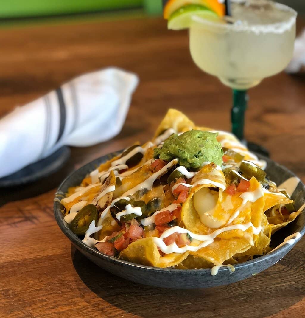 Vibrant Atmosphere and Outdoor Dining