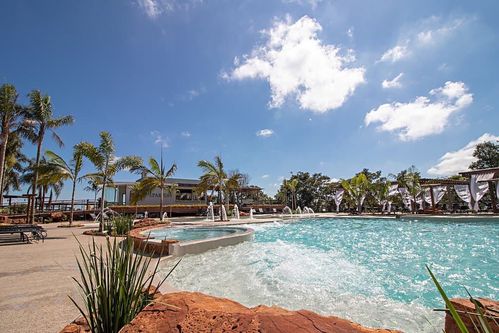 SPARIUM: Spa térmico a céu aberto com vários pontos de hidromassagem. Complexo integrado a uma hamburgueria artesanal e bar molhado.