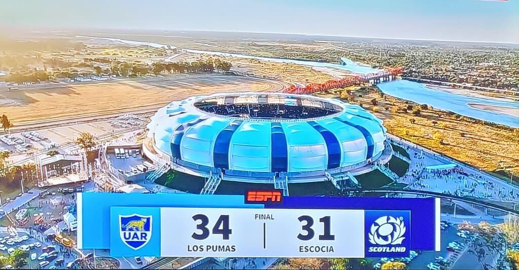 Es una foto de pantalla de tv del partido de Los Pumas
