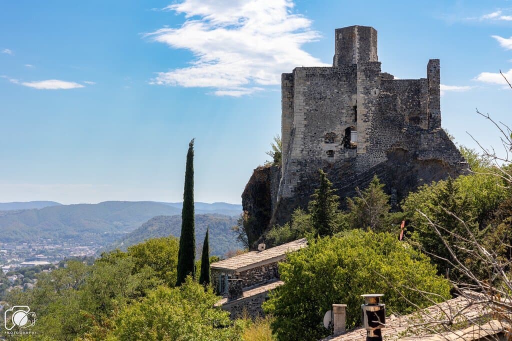 La ville est toute en hauteur différente vue de la passerelle, d’une des rue et la vue d’en haut !!!