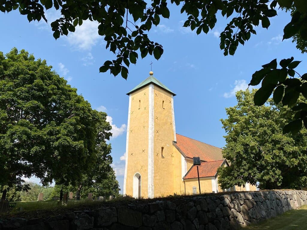 Odensala kyrka, sommartid.