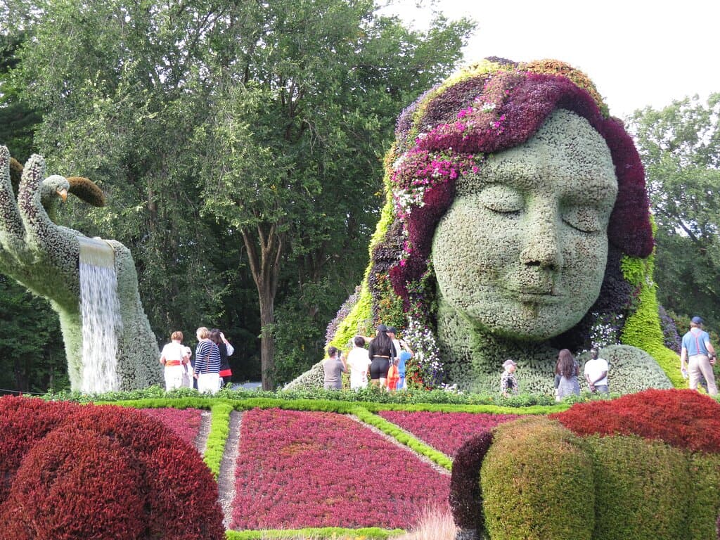Mosaïcultures Québec 2022, Parc du Bois-de-Coulonge, Ville de Québec, QC, Canada (Sept 2022). La pièce maîtresse de cette magnifique exposition "La Terre Mère" adaptée du mythe Wendat de "La Création du Monde". Les mains tendues vers ses enfants. Que voulons-nous faire de ce joyau si beau mais si fragile qu'est la Terre ? Que voulons-nous laisser à nos enfants ?