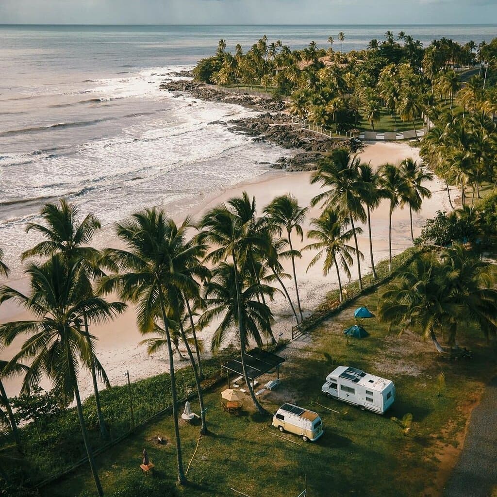 Tahito Surf Camping Pé na areia Espaço para motorhomes, trailers e barracas Pontos de água e luz (110 e 220) Descarte Banheiros com chuveiros quentes Cozinha coletiva Wi-Fi