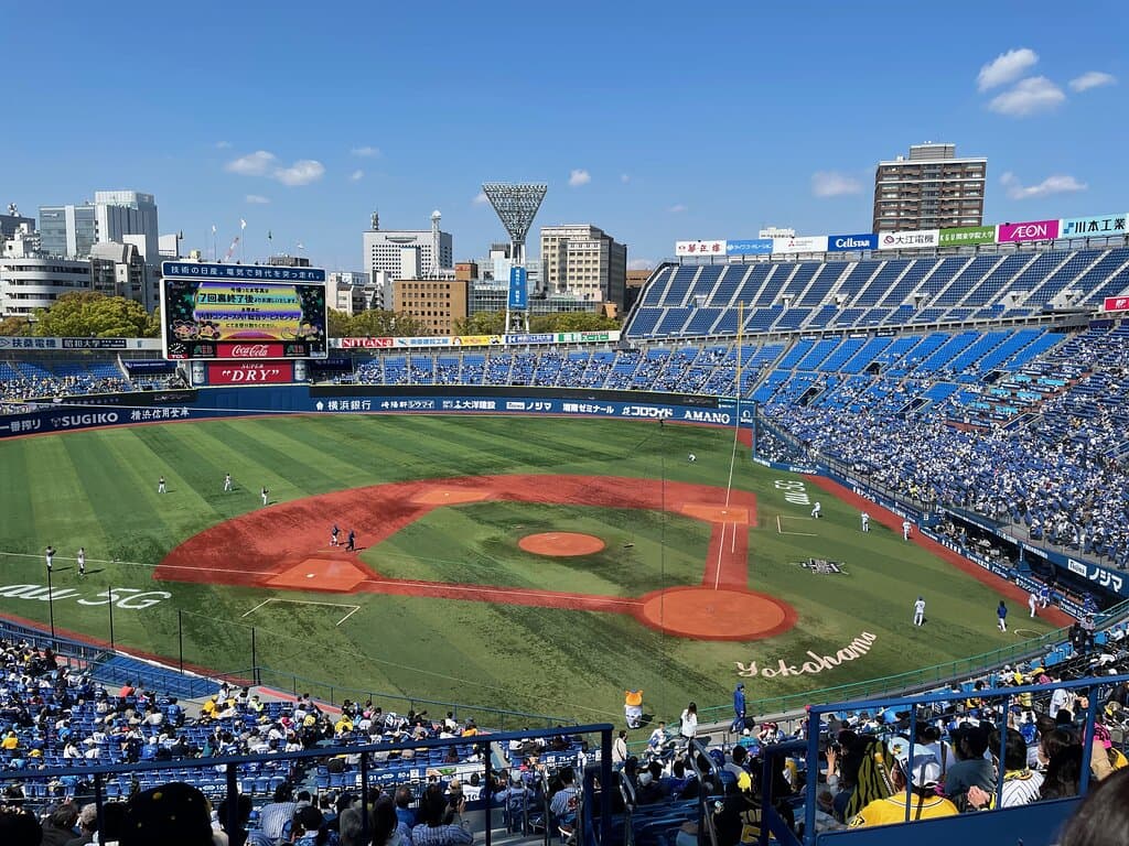 ライトスタンド側、山下公園から海の方角だ。