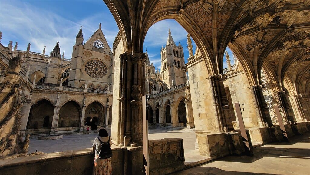 Al museo se accede por el claustro de la catedral.