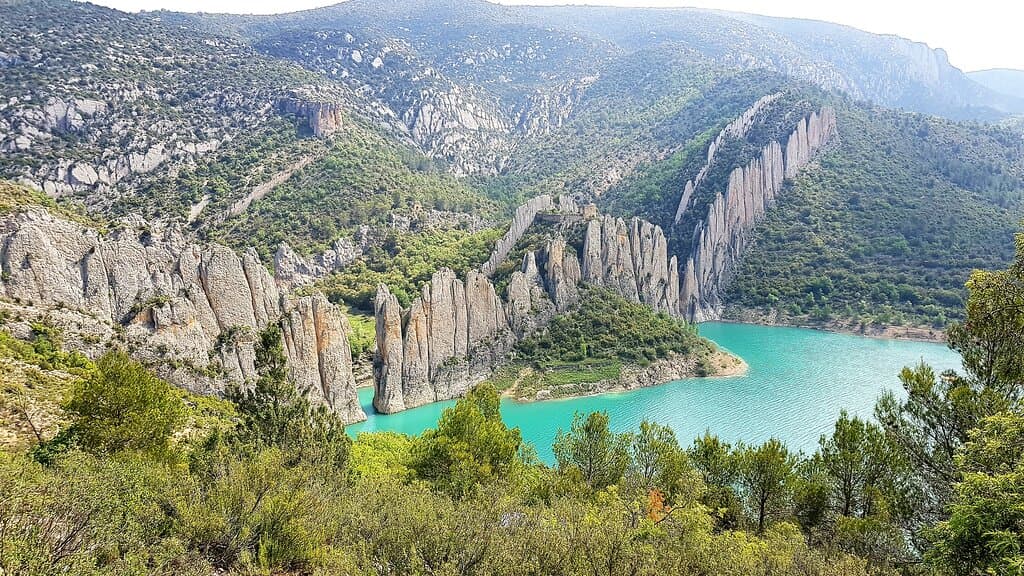 Souvenirs de mes Voyages -- Espagne - Aragon - Un paysage époustouflant que la nature nous offre avec ces murailles " Muraillas de Finestras " semblable à la célèbre Muraille de Chine qui elle est une œuvre réalisée par  l'homme - 22.11.01 - Cliquer sur la photo pour découvrir la prise de vue complète
