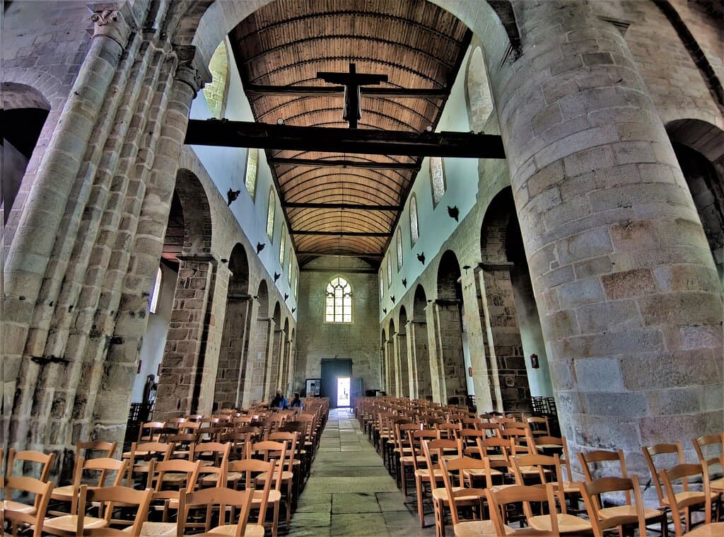 Une visite intéressante d'une prieurale dont la mise en valeur m'a laissé dubitatif. Prieurale construite au 11ème, le chevet fut construit début 12ème, donnant de belles proportions à cet édifice millénaire. Cette église et les vestiges du prieuré mériteraient sans doute une meilleure mise en valeur. Les voitures garées le long du mur Nord, et plus encore, celles stationnées autour du chevet sont de vilaines choses accolées à ce magnifique héritage légué par les bâtisseurs médiévaux.